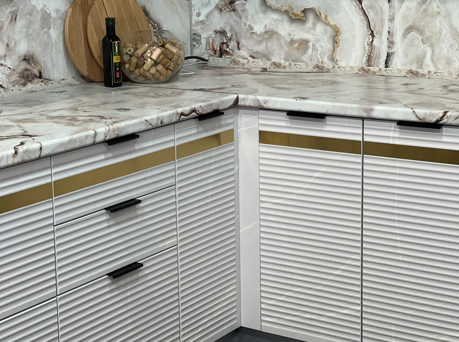Модульная кухня Корато бежевый мрамор - рифлёные фасады
